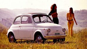 Fiat 500 vintage dans la campagne italienne, symbole du miracle économique italien des années 1950