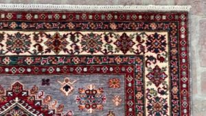 Tapis oriental aux motifs géométriques illustrant le motif dans le tapis de Henry James