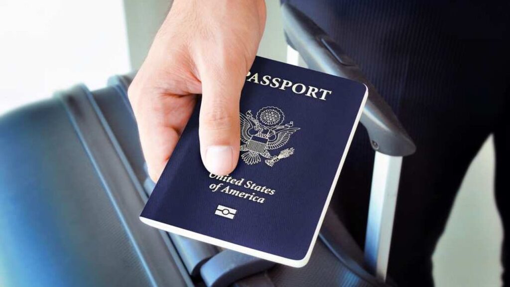 Passeport américain tenu en main symbolisant la nationalité américaine