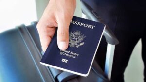 Passeport américain tenu en main symbolisant la nationalité américaine
