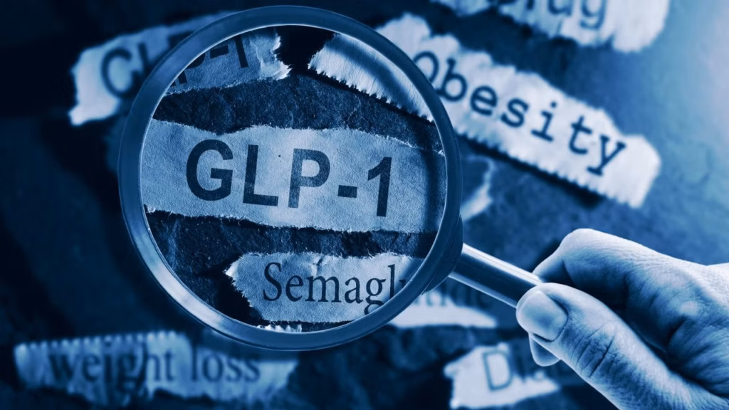 Loupe sur les mots GLP-1, semaglutide et obesity, médicaments contre l'obésité