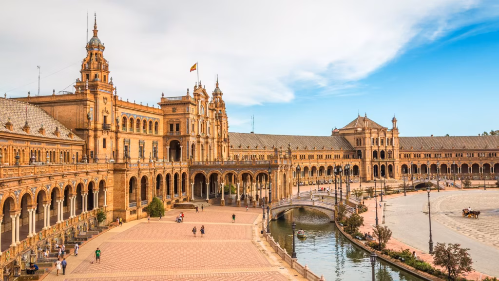 Vue panoramique de la Plaza de España à Séville, illustration de la culture espagnole pour l'obligation personnelle et impersonnelle en espagnol