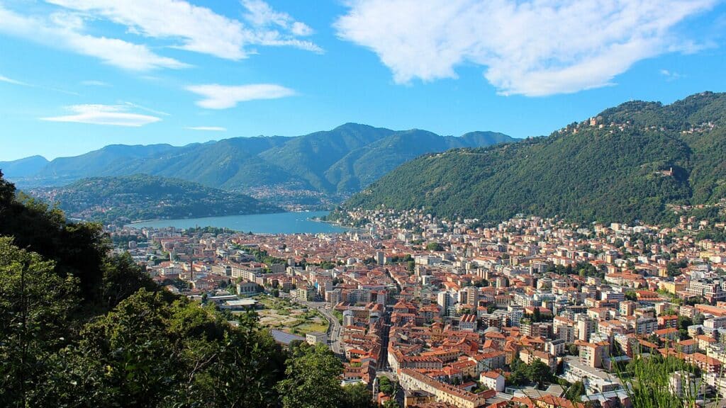 Vue panoramique de Côme et son lac, illustration de la culture italienne pour traduire on en italien