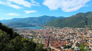 Vue panoramique de Côme et son lac, illustration de la culture italienne pour traduire on en italien