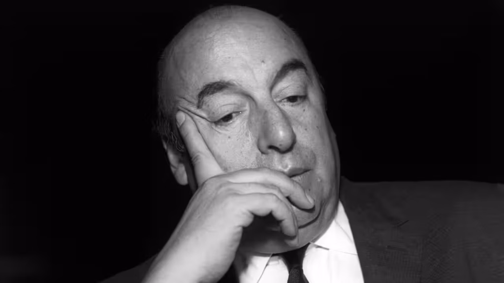 Portrait en noir et blanc de Pablo Neruda, pensif, la main sur le visage