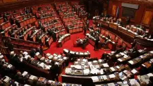 Hémicycle du Sénat italien en séance, illustration du fonctionnement des partis politiques italiens