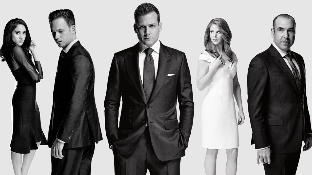 Les personnages principaux de la série Suits en costume noir et blanc