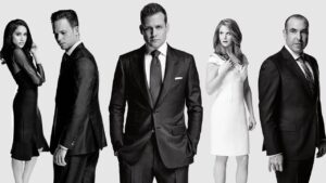Les personnages principaux de la série Suits en costume noir et blanc
