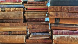 Piles de livres anciens reliés cuir, illustration des œuvres des philosophes anglophones