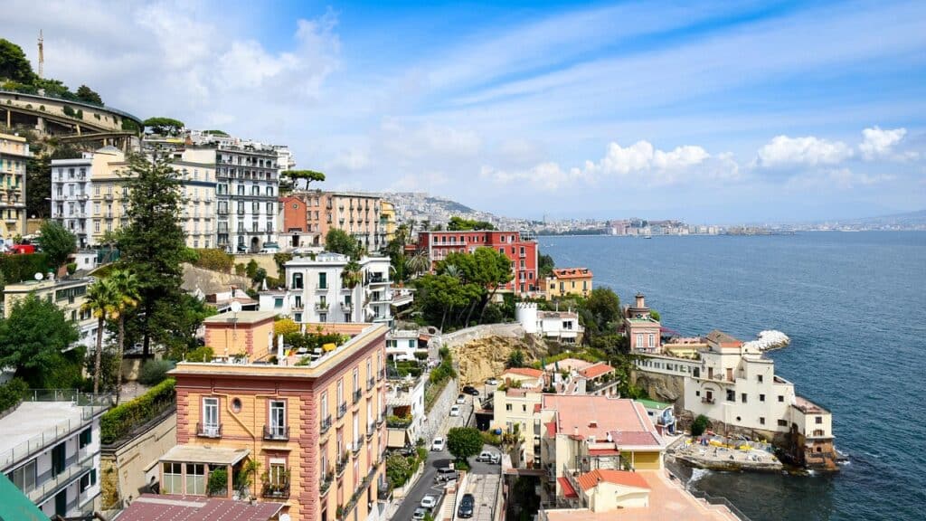 Vue panoramique de la baie de Naples, illustration de la culture italienne pour éviter les pièges