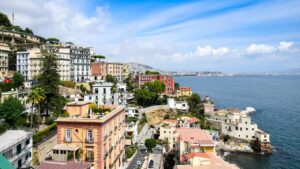 Vue panoramique de la baie de Naples, illustration de la culture italienne pour éviter les pièges