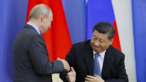 Poignée de main entre dirigeants russe et chinois devant leurs drapeaux, illustration des relations sino-soviétiques