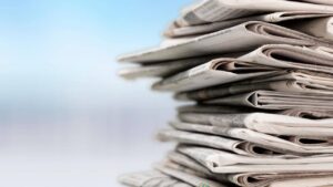 Pile de journaux empilés, symbole de la diversité des titres de la presse italienne