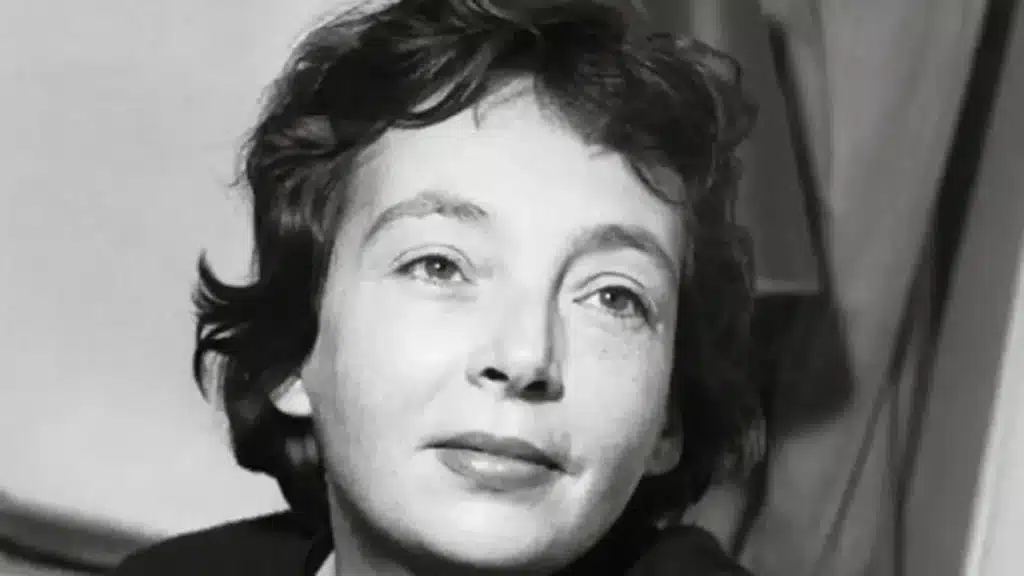 Portrait en noir et blanc de Marguerite Duras, auteure du Ravissement de Lol V. Stein, regard pensif