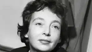 Portrait en noir et blanc de Marguerite Duras, auteure du Ravissement de Lol V. Stein, regard pensif