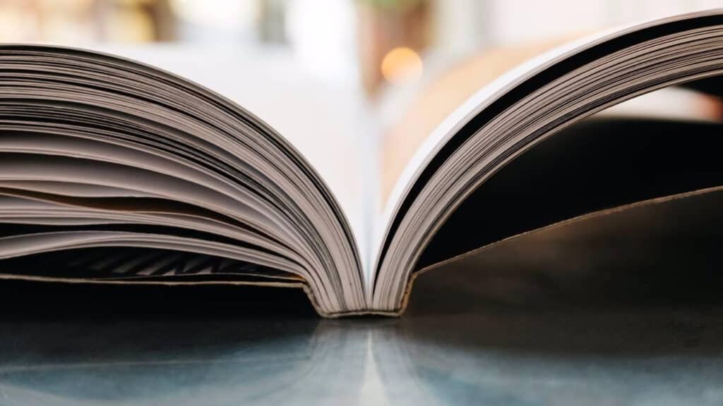 Livre ouvert sur une page de grammaire italienne, support de révision pour les règles essentielles