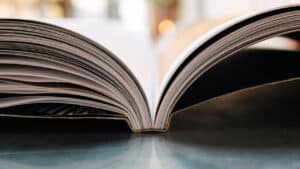 Livre ouvert sur une page de grammaire italienne, support de révision pour les règles essentielles