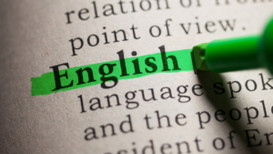 Le mot English surligné en vert dans un dictionnaire, illustration des règles d'anglais essentielles