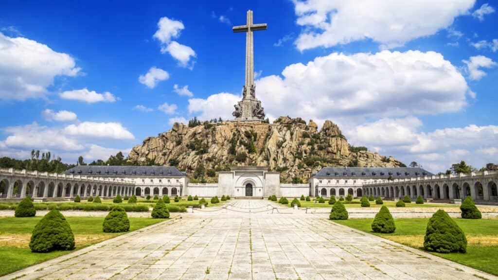 Vue de la Valle de los Caídos avec sa grande croix, monument lié à l'histoire de la religion en Espagne