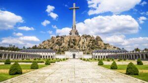 Vue de la Valle de los Caídos avec sa grande croix, monument lié à l'histoire de la religion en Espagne