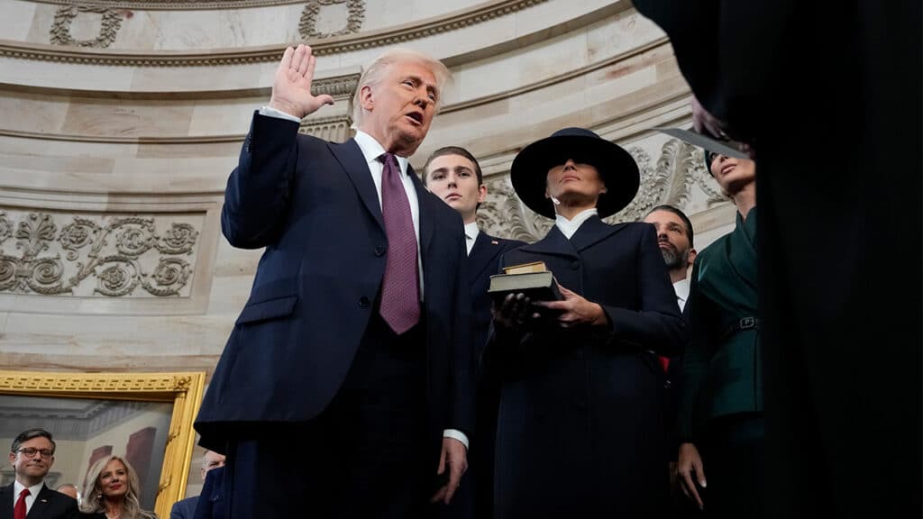 Donald Trump prêtant serment la main levée et l'autre sur la Bible, illustrant la place de la religion aux États-Unis