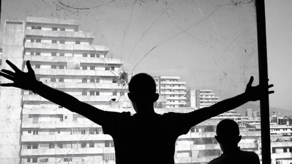 Silhouette face à des immeubles, illustration du roman sur la mafia italienne