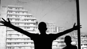 Silhouette face à des immeubles, illustration du roman sur la mafia italienne