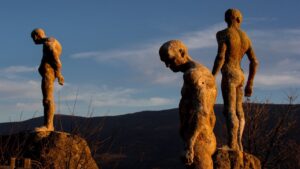 Sculptures de silhouettes humaines au crépuscule, évoquant la mémoire des victimes dans El silencio de otros