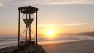 Sablier au coucher du soleil illustrant la notion de temps pour since ou for en anglais