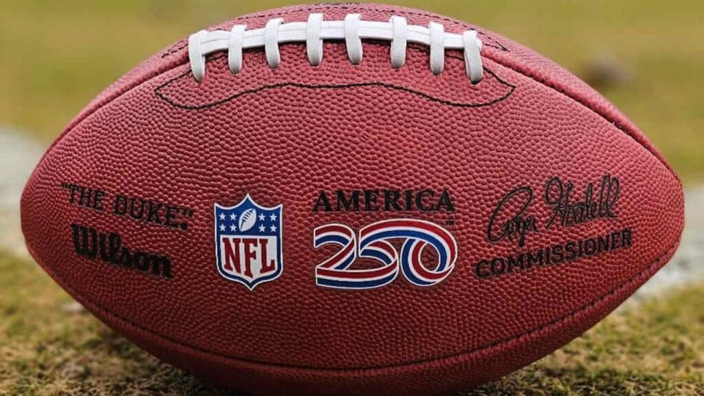 Ballon de football américain NFL sur le terrain illustrant les sports américains