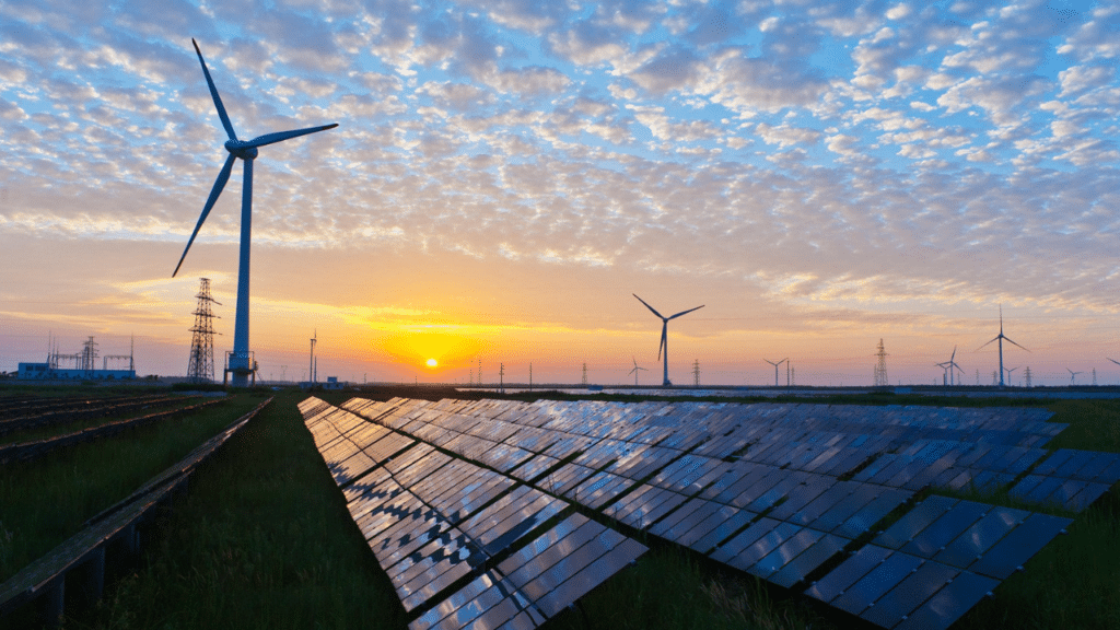 Panneaux solaires et éoliennes au coucher du soleil, illustrant un sujet d'oral d'anglais sur la transition énergétique