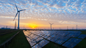 Panneaux solaires et éoliennes au coucher du soleil, illustrant un sujet d'oral d'anglais sur la transition énergétique