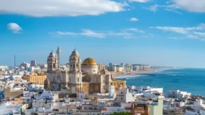 Vue panoramique de Cadix et sa cathédrale en bord de mer, illustration de la culture pour les synonymes en espagnol