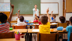 Élèves levant la main en classe, illustration du fonctionnement du système scolaire italien