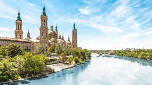 Basilique del Pilar au bord de l'Èbre à Saragosse, illustration de la culture espagnole pour traduire dont en espagnol
