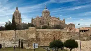 Cathédrale de Salamanque et ses remparts médiévaux, illustration de la culture espagnole pour traduire on en espagnol