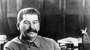 Portrait en noir et blanc de Staline assis à son bureau, dirigeant de l'URSS de Staline de 1924 à 1953