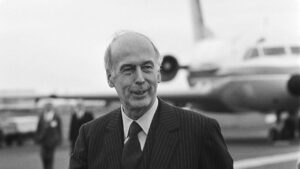 Portrait de Valéry Giscard d'Estaing sur le tarmac, président de la République française 1974-1981
