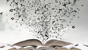 Lettres s'envolant d'un livre ouvert, symbolisant l'apprentissage du vocabulaire espagnol