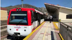 Train Renfe en gare de montagne espagnole, illustration du vocabulaire des transports en espagnol