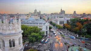 Vue aérienne de Madrid depuis le Palacio de Cibeles au coucher du soleil, illustration du vocabulaire de la ville en espagnol
