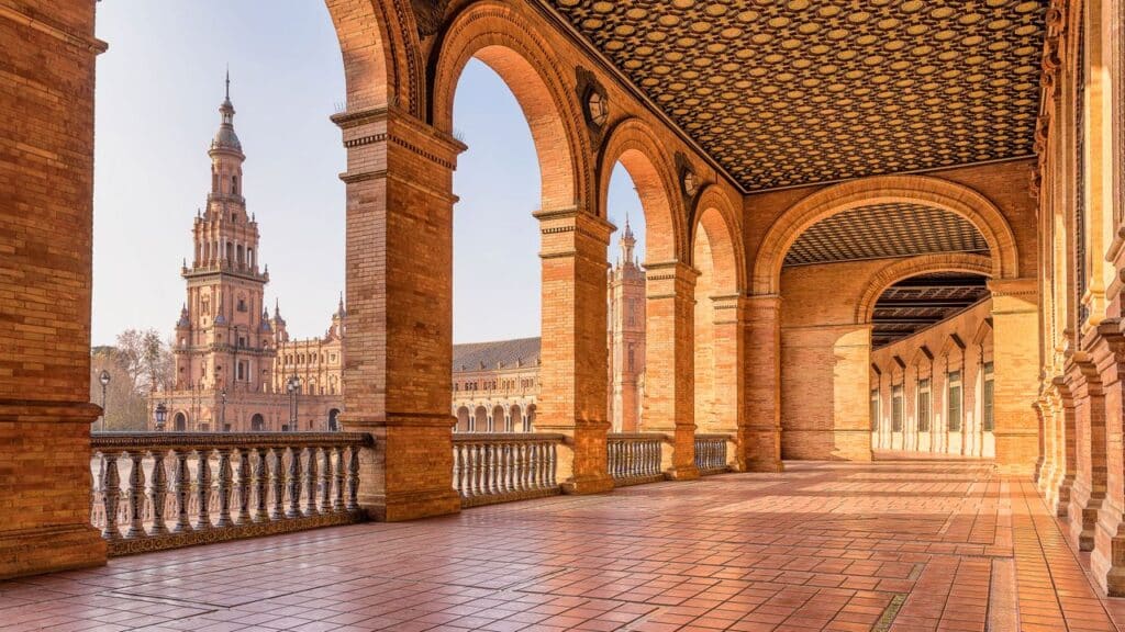 Arcades et tour de la Plaza de España à Séville, illustration de la culture espagnole pour la voix passive espagnole