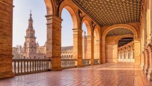 Arcades et tour de la Plaza de España à Séville, illustration de la culture espagnole pour la voix passive espagnole