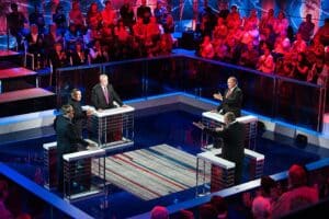 Vue d'ensemble d'un débat politique en direct avec plusieurs intervenants sur un plateau de la télévision russe.