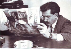 Le journaliste Vladislav Listiev lit un journal lié à l'émission culte Vzglyad de la télévision russe.