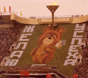 Micha, l’ours mascotte des Jeux olympiques de Moscou de 1980, lors de la cérémonie d’ouverture