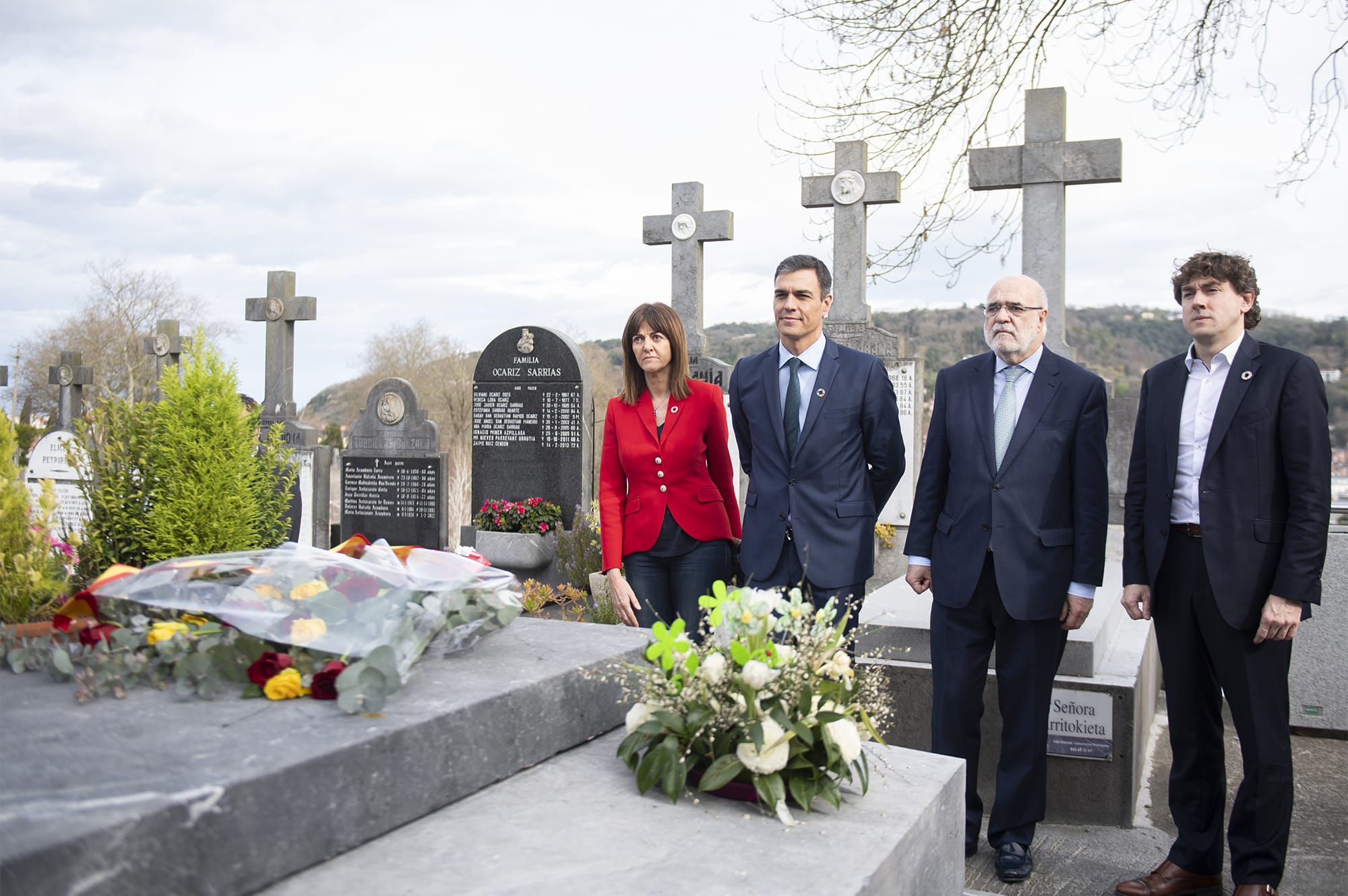 Pedro Sanchez dépose une gerbe sur la tombe de Clara Campoamor
